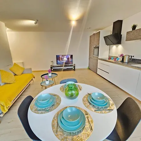 아파트 Serene One Bedroom In Center *